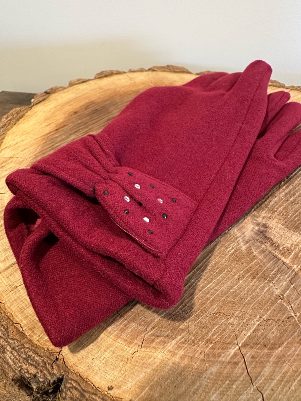 Women's Maroon Winter Gloves with Clover Detail - Picture 4 of 9
